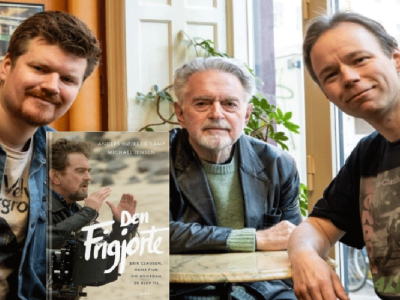 Foto af de 2 forfattere sammen med Erik Clausen